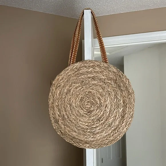 Large handheld straw tote bag (adorable for summer and the beach!!) - Picture 7 of 9